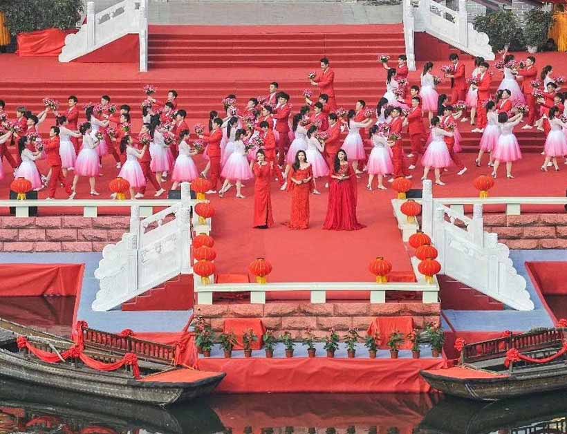 央視唱響新時(shí)代，走進(jìn)臺兒莊雙層水上舞臺